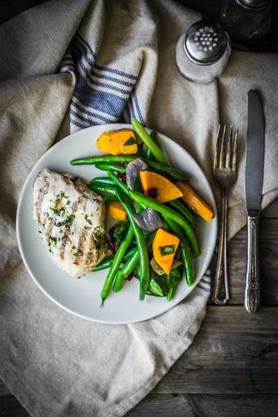 Grillat kycklingbröst med grönsaker — Stockfoto