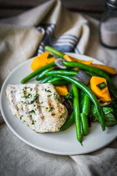 Grilled chicken breast with vegetables — Stock Photo, Image