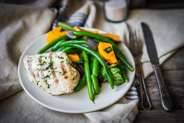 Grilled chicken breast with vegetables — Stock Photo, Image