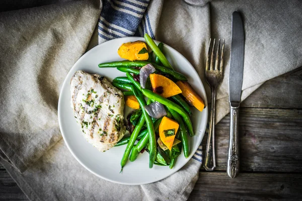 Gegrilde kipfilet met groenten — Stockfoto