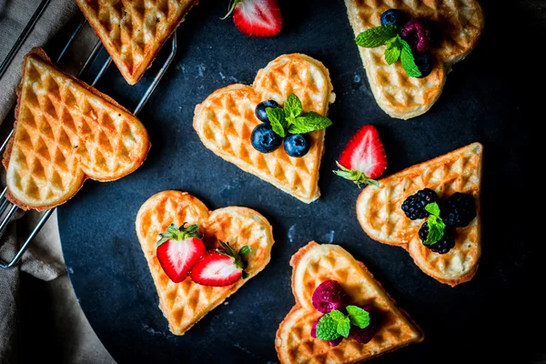 Kalp waffle çilek ile