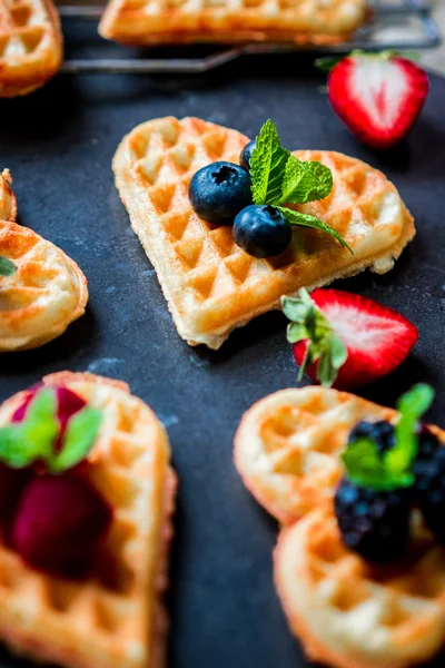 Waffles de coração com bagas — Fotografia de Stock