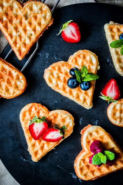 Kalp waffle çilek ile