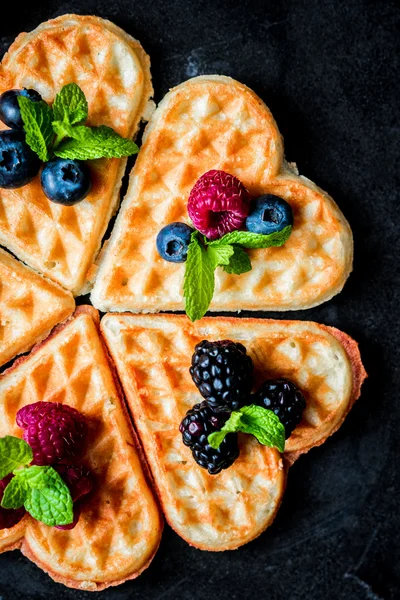 Kalp waffle çilek ile