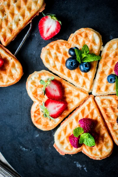 Kalp waffle çilek ile