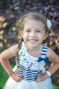 Şirin kız gülümsüyor