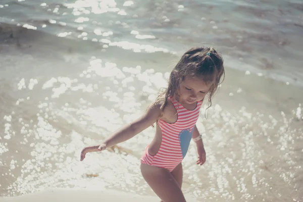 Menina bonito na praia do oceano — Fotografia de Stock