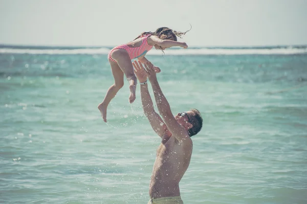 Padre e hija en el océano —  Fotos de Stock