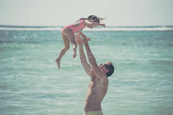 Padre e figlia all'oceano — Foto Stock