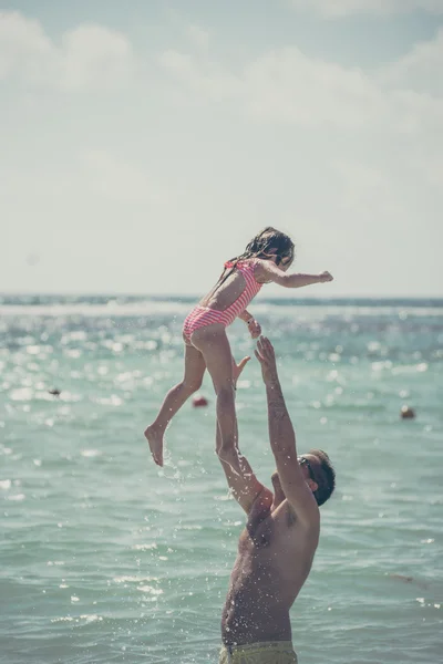 Otec a dcera na oceán — Stock fotografie