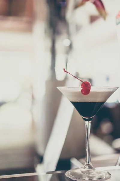 Schwarzer Cocktail im Glas — Stockfoto