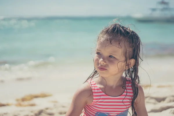 Linda chica en la playa del océano — Foto de Stock