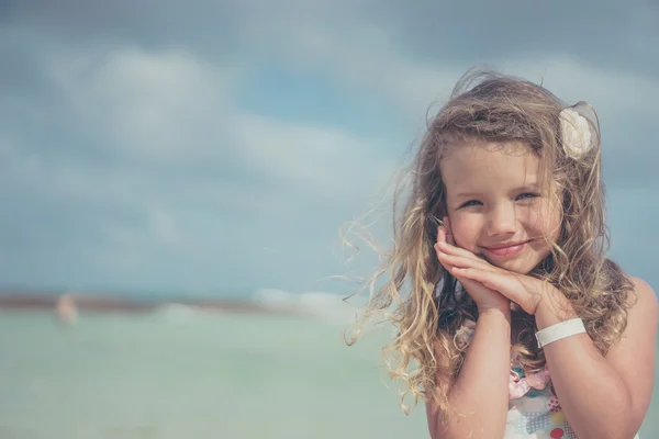 Menina felicidade bonito — Fotografia de Stock