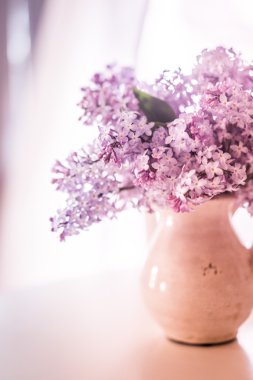 Leylak ahşap arka plan üzerinde buket