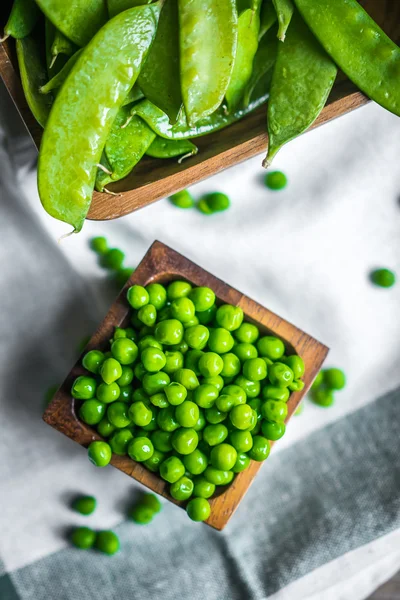 Peas on wooden background — Stock Photo, Image