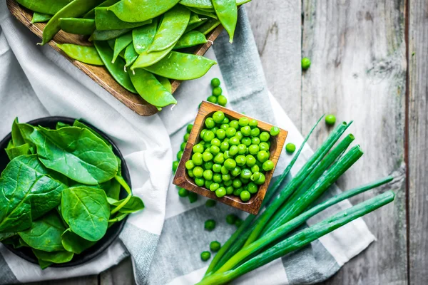 Verdure verdi su fondo di legno — Foto Stock