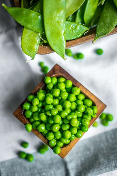 Peas on wooden background — Stock Photo, Image