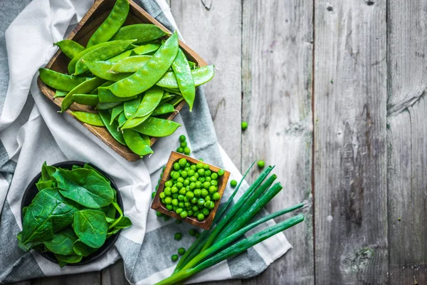 Zelené zeleniny na dřevěné pozadí — Stock fotografie