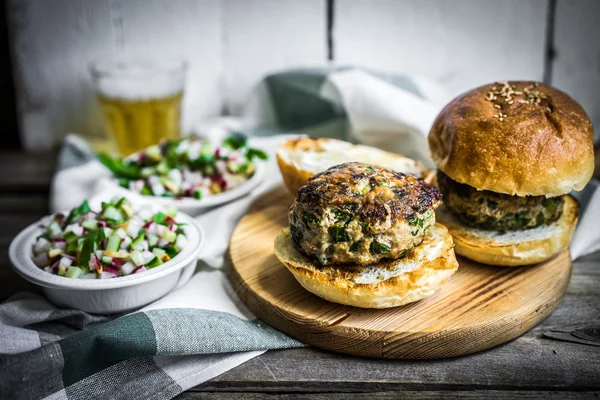 Ahşap arka plan üzerinde sağlıklı ev yapımı hamburger — Stok fotoğraf