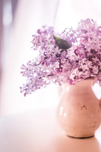 Bouquet di lilla su fondo di legno — Foto Stock