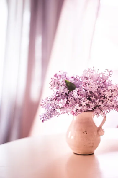 Bouquet de lilas sur fond bois — Photo