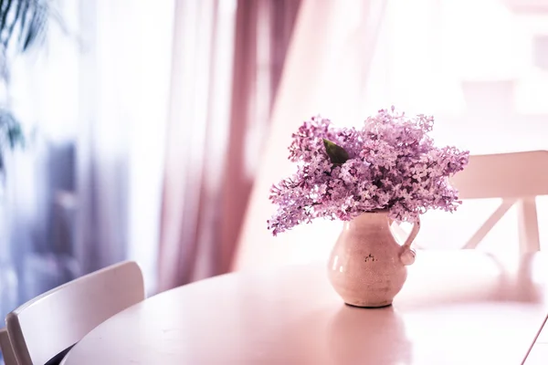 Ramo de lilas sobre fondo de madera — Foto de Stock