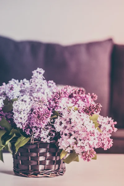 Bouquet di lilla su fondo di legno — Foto Stock