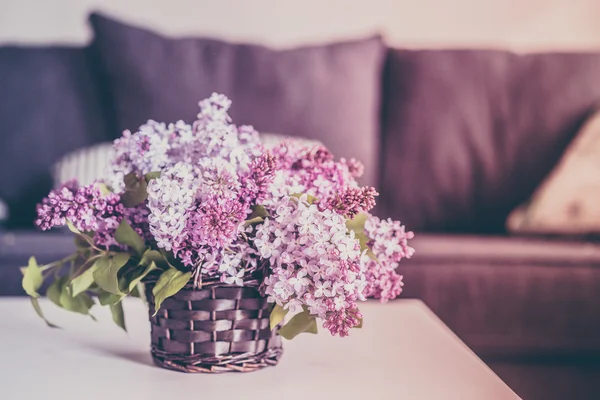 Ramo de lilas sobre fondo de madera — Foto de Stock