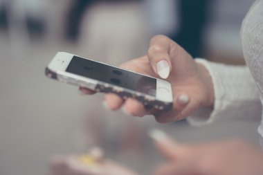 Kız ona dokunmatik ekran telefon mesaj atıyor