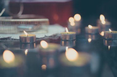 Romantik masa süslemeleri