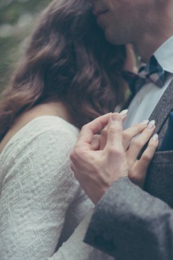 Gelin ve damat vintage pastel renklerle elele