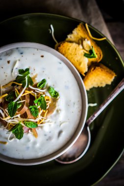 Kremalı çorba, ekmek ve et ahşap arka plan üzerinde