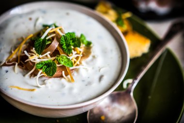 Kremalı çorba, ekmek ve et ahşap arka plan üzerinde