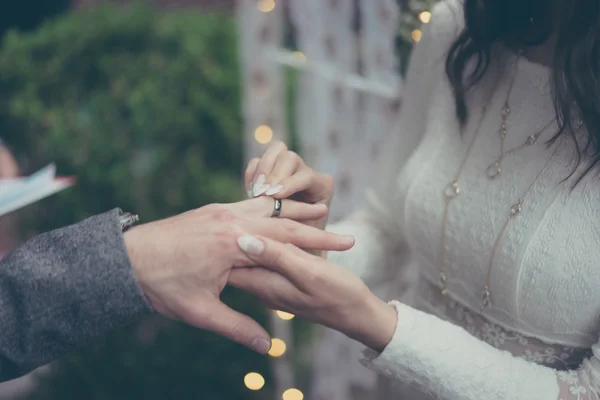 Nosí snubní prsteny — Stock fotografie