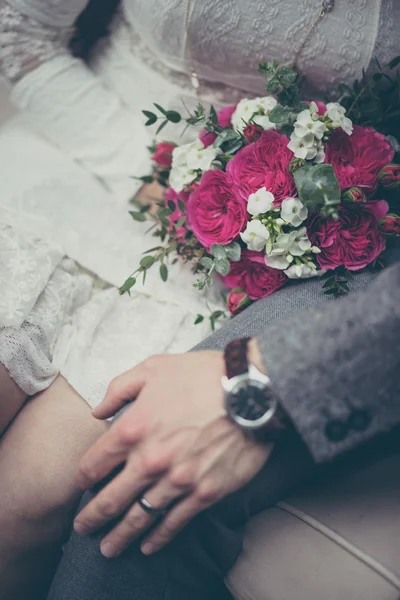 Noiva e noivo de mãos dadas em cores pastel vintage — Fotografia de Stock