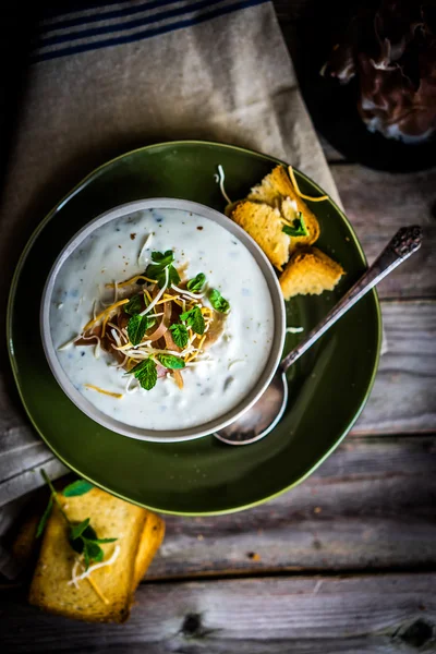 Soupe à la crème avec pain et viande sur fond de bois — Photo