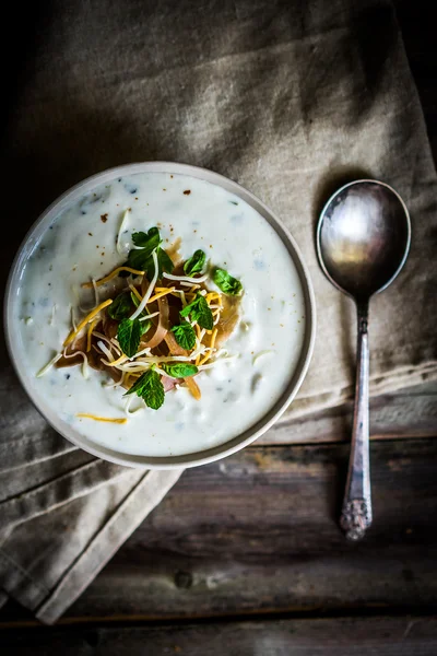 Soupe à la crème avec pain et viande sur fond de bois — Photo