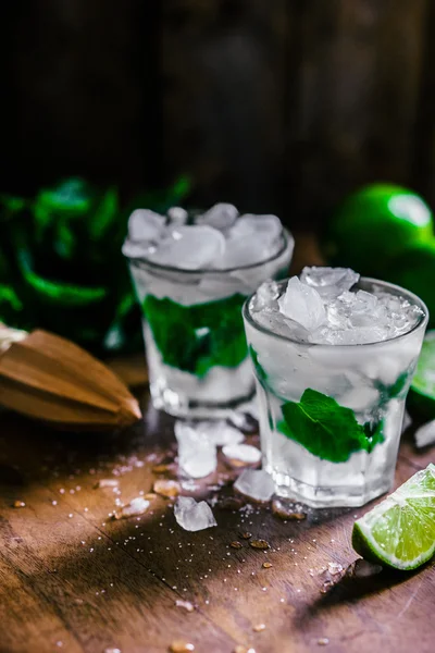 Gekühltes Mohito auf Holzboden — Stockfoto