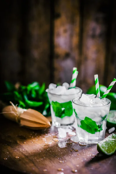 Gekühltes Mohito auf Holzboden — Stockfoto