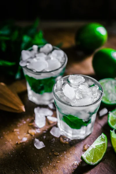 Gekoeld mohito op houten achtergrond — Stockfoto