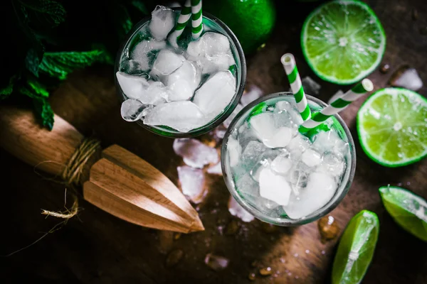 Gekühltes Mohito auf Holzboden — Stockfoto