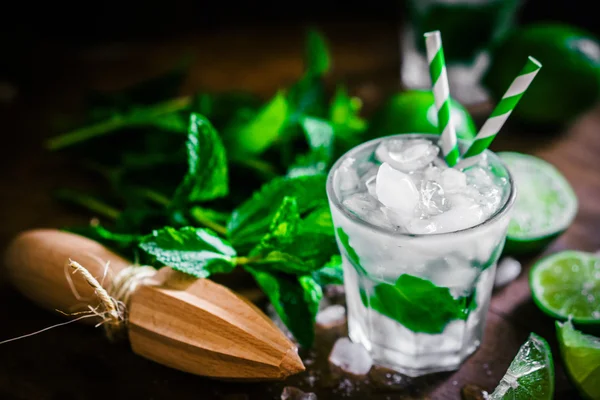 Gekühltes Mohito auf Holzboden — Stockfoto