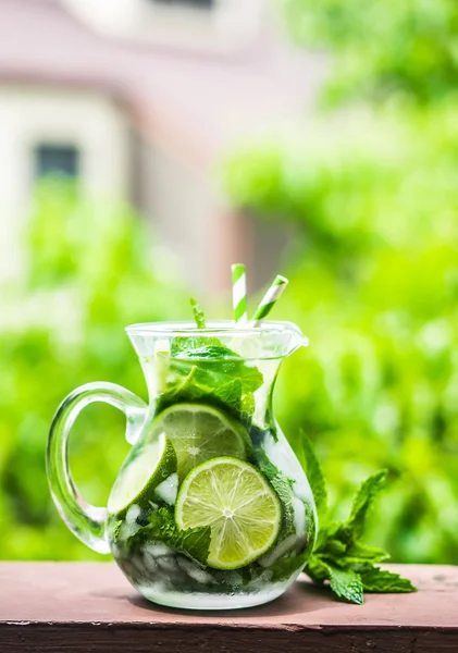 Glass of mohito outside — Stock Photo, Image