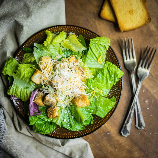 Insalata Cesare su sfondo rustico — Foto Stock