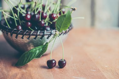 Ahşap zemin üzerinde kirazlar