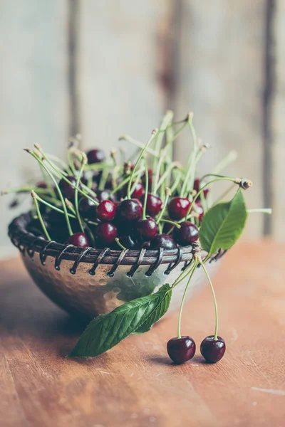 Cherries on wooden background — Stock Photo, Image