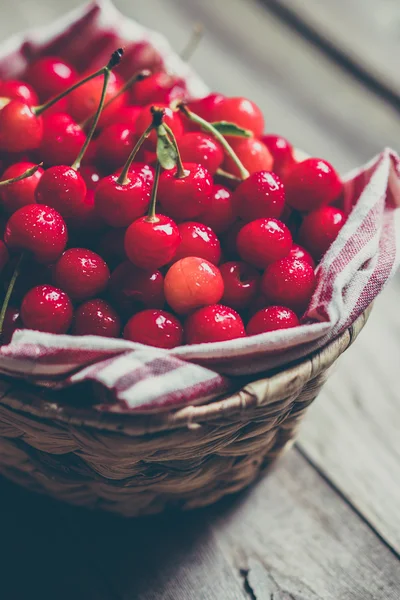 Cherries on wooden background — Stock Photo, Image