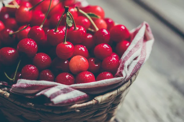 Wiśnie na drewnianym tle — Zdjęcie stockowe