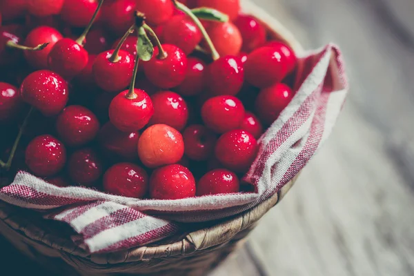 Cherries on wooden background — Stock Photo, Image