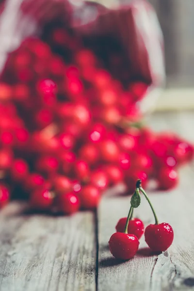 Cherries on wooden background — Stock Photo, Image